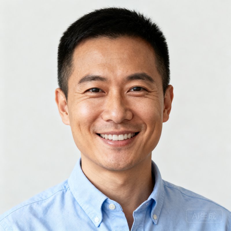 熊猫体育总编辑陈志远的头像，三十多岁的男性，短发干练，面带微笑，身穿浅蓝色牛津纺衬衫。